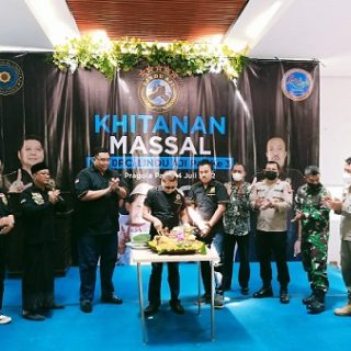 TUMPENG HUT. Pendiri sekaligus Pembina Lindu Aji, Ikhwan Ubaidillah, melakukan pemotongan tumpeng perayayan HUT ke-3 DPC Lindu Aji Kabupaten Pati, dan menyerahkan kepada Ketua DPC, H Ahmad Sulaim Habibi, Minggu (24/7)