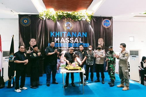TUMPENG HUT. Pendiri sekaligus Pembina Lindu Aji, Ikhwan Ubaidillah, melakukan pemotongan tumpeng perayayan HUT ke-3 DPC Lindu Aji Kabupaten Pati, dan menyerahkan kepada Ketua DPC, H Ahmad Sulaim Habibi, Minggu (24/7)