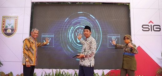 Bupati Rembang, Abdul Hafidz (tengah), Kepala Dinas Koperasi, Usaha Kecil dan Menengah Provinsi Jateng, Ema Rachmawati (kanan), SVP of Supporting SIG, Muchamad Supriyadi (kiri) melaunching "Klaster Jagung" di Rumah BUMN, Rembang, Kamis (21/7).