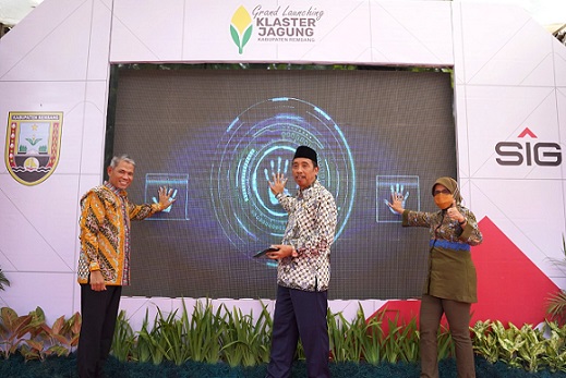Bupati Rembang, Abdul Hafidz (tengah), Kepala Dinas Koperasi, Usaha Kecil dan Menengah Provinsi Jateng, Ema Rachmawati (kanan), SVP of Supporting SIG, Muchamad Supriyadi (kiri) melaunching "Klaster Jagung" di Rumah BUMN, Rembang, Kamis (21/7).