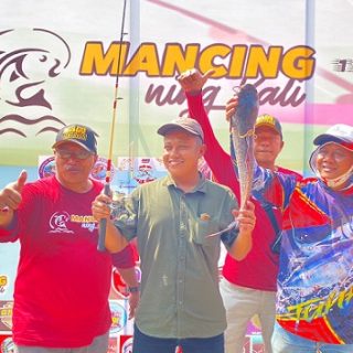 Triyono sang juara peraih hadiah utama dengan tangkapan ikan lele terbesarnya