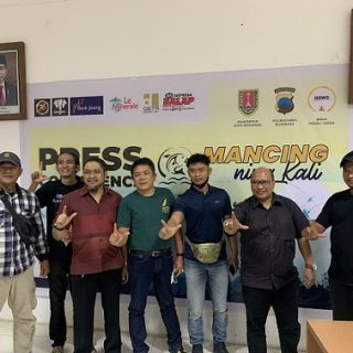 Panitia Lomba Mancing Ning Kali Piala Kaporestabes Semarang berfoto bersama usai melakukan konferensi pers