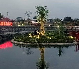 WISATA BARU. Taman Apung Mas Kemambang menjadi tempat wisata baru yang menjanjikan. Sore dan malam hari menjadi saat yang lebih menyenangkan berada di lokasi wisata ini, dengan lampu warna-warni yang menemani santapan menu makanan