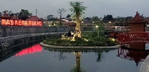 WISATA BARU. Taman Apung Mas Kemambang menjadi tempat wisata baru yang menjanjikan. Sore dan malam hari menjadi saat yang lebih menyenangkan berada di lokasi wisata ini, dengan lampu warna-warni yang menemani santapan menu makanan