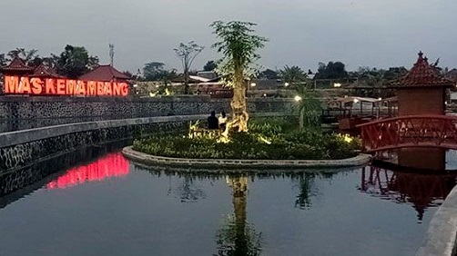 WISATA BARU. Taman Apung Mas Kemambang menjadi tempat wisata baru yang menjanjikan. Sore dan malam hari menjadi saat yang lebih menyenangkan berada di lokasi wisata ini, dengan lampu warna-warni yang menemani santapan menu makanan
