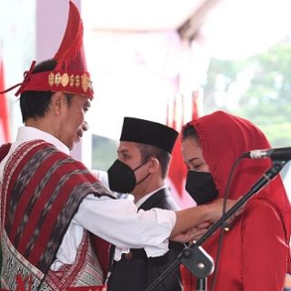 Ketua Tim Penggerak PKK Kota Semarang, Krisseptiana menerima penghargaan Satyalencana Wira Karya yang disematkan langsung oleh Presiden Republik Indonesia, Joko Widodo. (Foto: Dok Humas Pemkot Semarang)