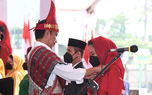 Ketua Tim Penggerak PKK Kota Semarang, Krisseptiana menerima penghargaan Satyalencana Wira Karya yang disematkan langsung oleh Presiden Republik Indonesia, Joko Widodo. (Foto: Dok Humas Pemkot Semarang)