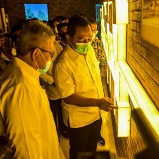 PERESMIAN. Wali Kota Semarang Hendrar Prihadi berkeliling ke beberapa ruang yang ada di Museum Kota Lama