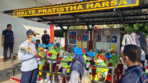 Puluhan siswa TK Bias Purwokerto naik bus Transjateng dari halte Pratistha menuju Stasiun Purwokerto. Sebelum naik, mereka mendapat edukasi dari Disshub