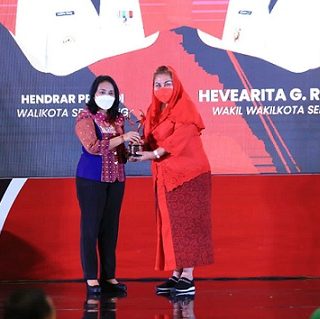 Menteri PPPA Bintang Puspayoga menyerahkan penghargaan Kota Layak Anak kategori Nindya kepada Wakil Wali Kota Semarang Hevearita Gunaryanti Rahayu mewakili Wali Kota Semarang Hendrar Prihadi, di Hotel Novotel Bogor Golf Resort and Convention Center.