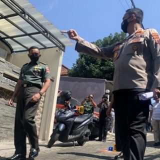 Kapolrestabes Semarang saat memimpin olah TKP Lanjutan di depan rumah korban