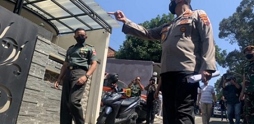 Kapolrestabes Semarang saat memimpin olah TKP Lanjutan di depan rumah korban