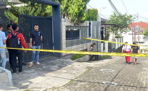 Petugas dari Resmob Polrestabes Semarang saat olah TKP