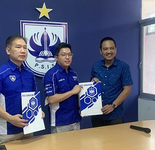 Dari Kiri Direktur, Wiwik Handoyo, Komisaris Yamaha Mataram Sakti, Michael Santoso, dan Yoyok Sukawi usai menandatangani perjanjian kontrak sponsor