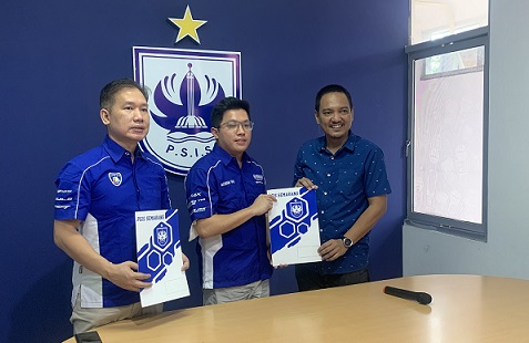 Dari Kiri Direktur, Wiwik Handoyo, Komisaris Yamaha Mataram Sakti, Michael Santoso, dan Yoyok Sukawi usai menandatangani perjanjian kontrak sponsor