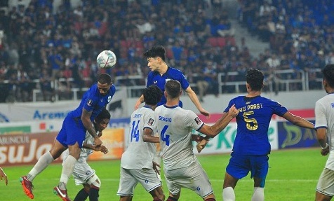 Para pemain PSIS dan Arema saling berebut untuk memenangkan duel di udara