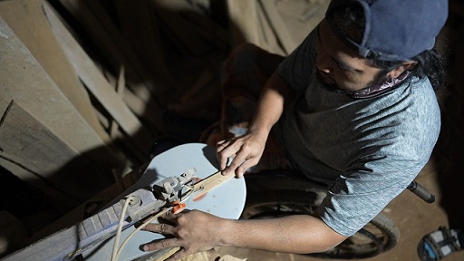 Pambudi, warga Desa Tanjungrejo RT 2 RW 1 Kecamatan Nguter, Kabupaten Sukoharjo, salah satu penerima manfaat pemasangan listrik gratis. Pengrajin sangkar burung ini harus bekerja dengan kursi roda setelah mengalami musibah yang mengakibatkan tubuhnya lumpuh