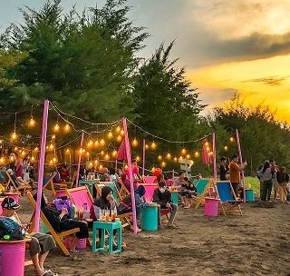 SEMILIR PANTAI. Suasana Pantai Sigandu Batang sore hari. Sambil menikmati menu café, Pengunjung menunggu matahari surut (sunset) seraya menikmati menu café. Semilir angin dengan ombak yang tenang serasa ada di pantai Bali