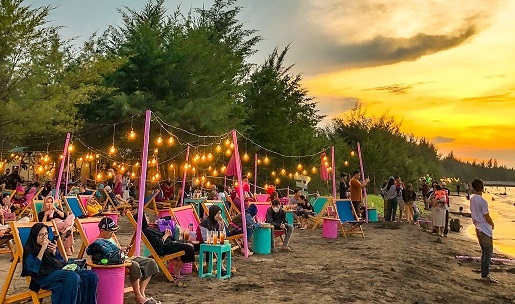 SEMILIR PANTAI. Suasana Pantai Sigandu Batang sore hari. Sambil menikmati menu café, Pengunjung menunggu matahari surut (sunset) seraya menikmati menu café. Semilir angin dengan ombak yang tenang serasa ada di pantai Bali