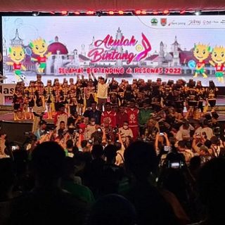 Seluruh pesera berfoto bersama dalam penutupan PeSonas 2022, di Holy Stadium, Kamis (7/7) malam