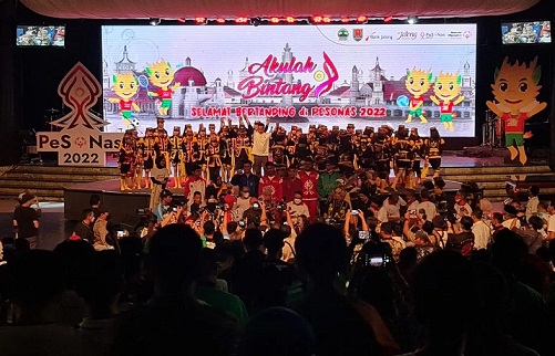 Seluruh pesera berfoto bersama dalam penutupan PeSonas 2022, di Holy Stadium, Kamis (7/7) malam