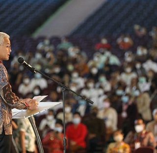 Gubernur Ganjar Pranowo hadir dan berbicara di acara Mennonite World Conference di Holy Stadium Semarang, Minggu (10/7)