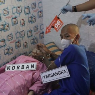 Tersangka IS melakukan reka ulang pembunuhan mutilasi terhadap korban K.  (Foto: Dok Humas Polda Jateng)