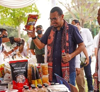 Pasar Murah dan Bazar UMKM di Alun-alun Rembang berjalan sukses. Sebanyak 5000 paket sembako langsung ludes dibeli masyarakat