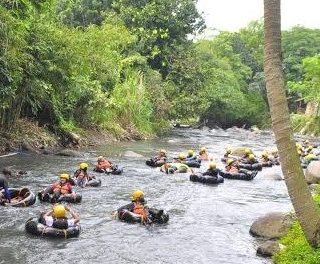 TUBING. Mencoba adrenalin dengan menyusuri sungai menjadi andalan wisata New River Moon Klaten