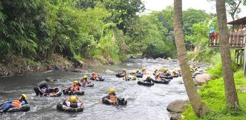 TUBING. Mencoba adrenalin dengan menyusuri sungai menjadi andalan wisata New River Moon Klaten
