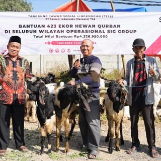 SVP of Supporting SIG Muchamad Supriyadi (paling kiri) menyerahkan bantuan hewan kurban di Desa Kembangan, Kecamatan Kebomas, Gresik, Jumat lalu (8/7).
