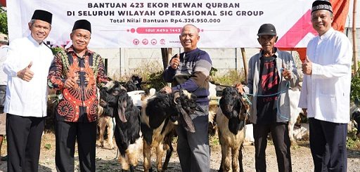 SVP of Supporting SIG Muchamad Supriyadi (paling kiri) menyerahkan bantuan hewan kurban di Desa Kembangan, Kecamatan Kebomas, Gresik, Jumat lalu (8/7).