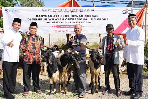 SVP of Supporting SIG Muchamad Supriyadi (paling kiri) menyerahkan bantuan hewan kurban di Desa Kembangan, Kecamatan Kebomas, Gresik, Jumat lalu (8/7).