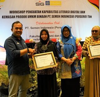 General Manager of CSR SIG, Edy Saraya didampingi Kepala Dinas Koperasi, Usaha Mikro, dan Perindag Gresik, Malahatul Fardah (ketiga kiri) menyerahkan sertifikat Pelatihan kepada Dinda Intan Lestari (kedua kiri) UMKM pengelola Kedai Pink pujasera Wisma A Yani Gresik di Hotel Aston, Gresik, Jumat (15/7).