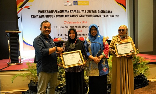 General Manager of CSR SIG, Edy Saraya didampingi Kepala Dinas Koperasi, Usaha Mikro, dan Perindag Gresik, Malahatul Fardah (ketiga kiri) menyerahkan sertifikat Pelatihan kepada Dinda Intan Lestari (kedua kiri) UMKM pengelola Kedai Pink pujasera Wisma A Yani Gresik di Hotel Aston, Gresik, Jumat (15/7).