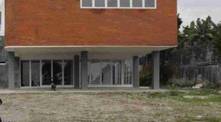 Gedung SMAN Tawangmangu yang mulai dioperasionalkan tahun ini hanya menerima 108 siswa, sehingga ratusan calon siswa ditolak dan harus mencari sekolah lain