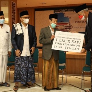 Gubernur Jateng Ganjar Pranowo menyerahkan hewan kurban secara simbolis usai salat Id di Lapangan Simpang Lima,, Semarang, Minggu (10/7). Hewan kurban berupa sapi diterima Ketua Umum YPKPI Masjid Raya Baiturrahman, Ahmad Daroji