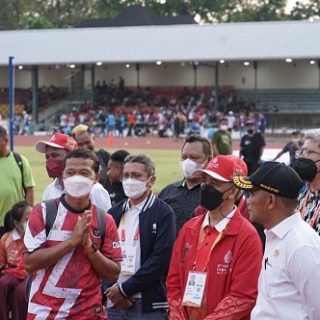 Menteri Koordinator Bidang Pembangunan Manusia dan Kebudayaan (Menko PMK) Muhadjir Effendy didampingi CdM ASEAN Para Games XI 2022 Andi Herman, melihat langsung kesiapan dan memberikan semangat kepada atlet cabang olahraga (cabor) atletik jelang pembukaan ASEAN Para Games 2022 di Stadion Sriwedari Kota Solo, Jawa Tengah, Sabtu (30/7).