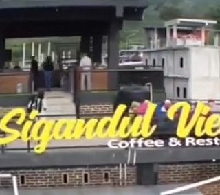 INSTAGRAMABLE. Sigandul View Coffee & Resto menjadi destinasi wisata yang recommended di Kabupaten Temanggung karena pemandangan alamnya yang sangat fotogenik dan instagramable