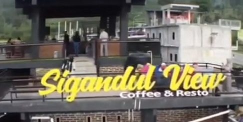 INSTAGRAMABLE. Sigandul View Coffee & Resto menjadi destinasi wisata yang recommended di Kabupaten Temanggung karena pemandangan alamnya yang sangat fotogenik dan instagramable