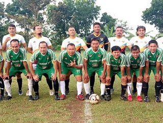 Tim sepakbola Siwo PWI Jateng dan tim sepakbola Diponegoro senior berfota bersama sebelum melakukan laga uji coba, di Lapangan Gedawang, Rabu (13/7).