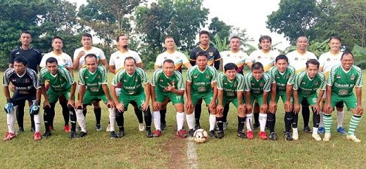 Tim sepakbola Siwo PWI Jateng dan tim sepakbola Diponegoro senior berfota bersama sebelum melakukan laga uji coba, di Lapangan Gedawang, Rabu (13/7).