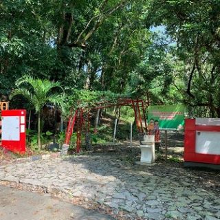 GERBANG. Pintu masuk ke Hutan Wisata Tinjomoyo. Di dalamnya tersedia jalur tracking untuk wisata jalan kaki sepanjang 3 km