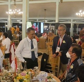 Kajati Jateng Andi Herman selaku CdM Kontingen Paragames Indonesia ikut menyambut rombongan atlet ASEAN Paragames 2022 dan tamu undangan di Pendapa Pura Mangkunegaran, Kamis malam (28/7).