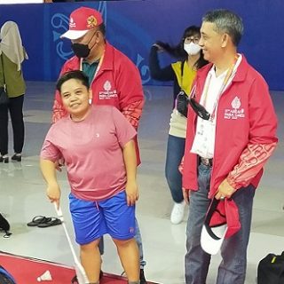 CdM Kontingen Indonesia di ASEAN Para Games XI 2022 yang juga Kepala Kejaksaan (Kajati) Jateng Andi Herman didampingi Kajari Surakarta Priihatin, menyemangati atlet bulutangkis, yang berlaga pada ajang ASEAN Para Games di Kota Solo, Jawa Tengah, Sabtu (30/7).