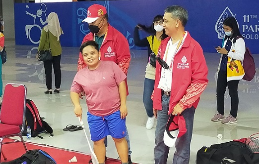 CdM Kontingen Indonesia di ASEAN Para Games XI 2022 yang juga Kepala Kejaksaan (Kajati) Jateng Andi Herman didampingi Kajari Surakarta Priihatin, menyemangati atlet bulutangkis, yang berlaga pada ajang ASEAN Para Games di Kota Solo, Jawa Tengah, Sabtu (30/7).
