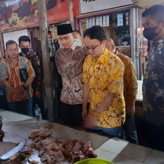 Wakil Menteri Perdagangan RI, Jerry Sambuaga pantau harga bahan pokok di Pasar Kendal