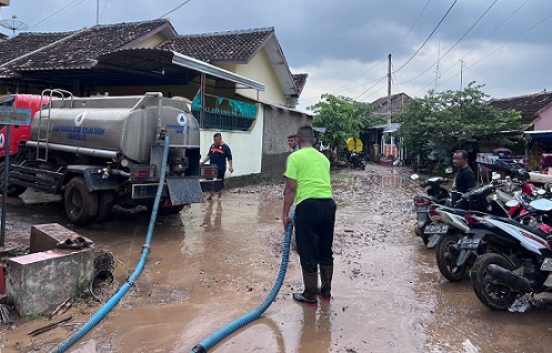 Tim gabungan yang dikirim Gubernur Jateng ganjar Pranowo melakukan upaya pembersihan fasilitas umum dan jalan agar akses perbaikan tanggul yang jebol akibat banjir di beberapa wilayah Pati bisa berjalan lancar