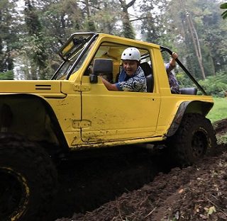 Gubernur Jawa Tengah, Ganjar Pranowo, bersama komunitas Jagawana Offroad, ikut menjajal offroad di lereng Gunung Slamet di obyek wisata Baturraden Purwokerto, Minggu (17/7)