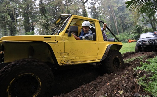 Gubernur Jawa Tengah, Ganjar Pranowo, bersama komunitas Jagawana Offroad, ikut menjajal offroad di lereng Gunung Slamet di obyek wisata Baturraden Purwokerto, Minggu (17/7)